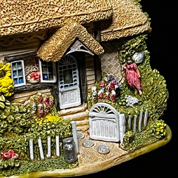 Lilliput Lane | The Tooth Fairy | England Collection - Picture 8 of 16